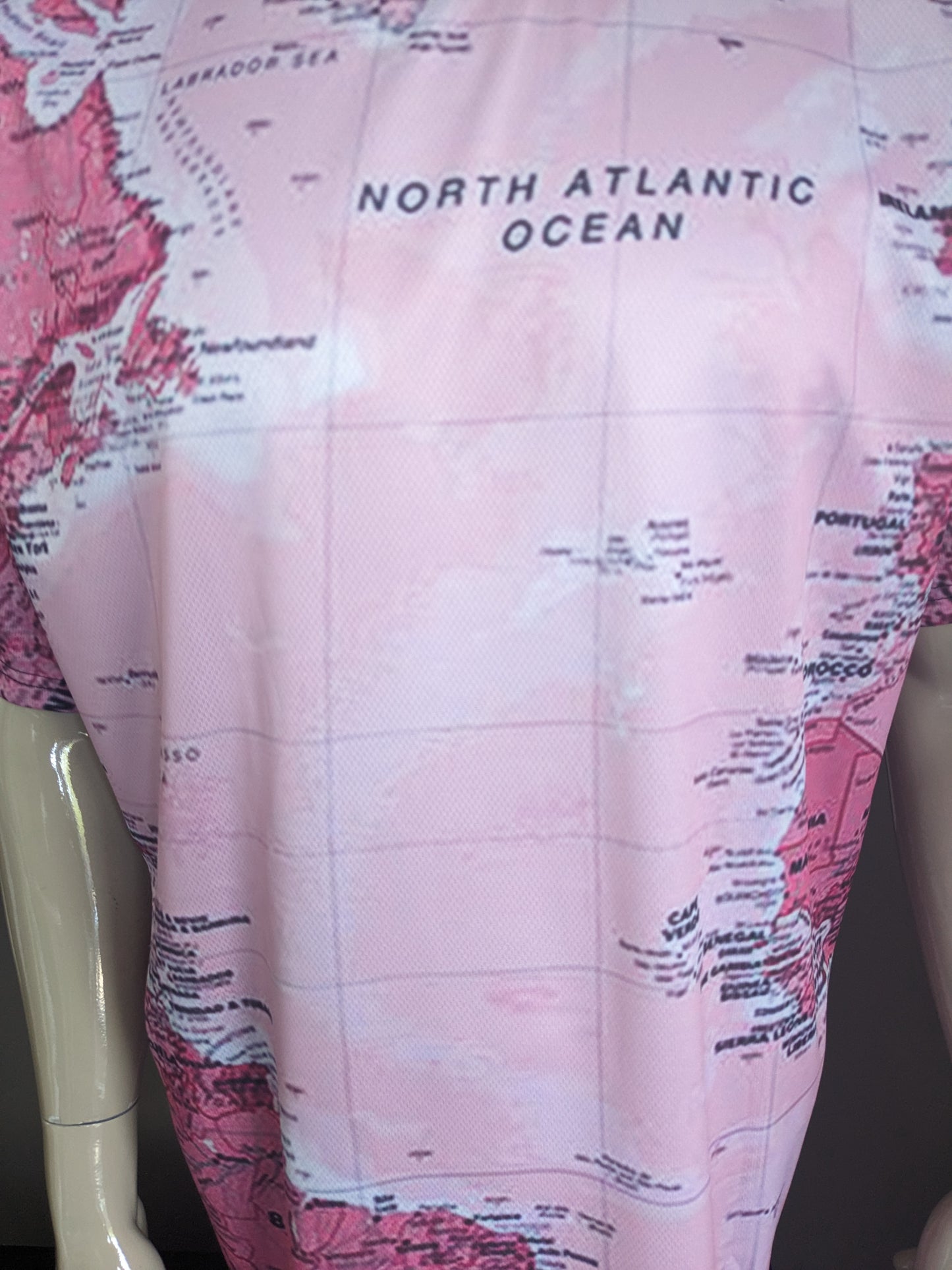 Camisa de estampado de mapa mundial. Pink en blanco y negro de color. Tamaño 2xl / 3xl. estirar.
