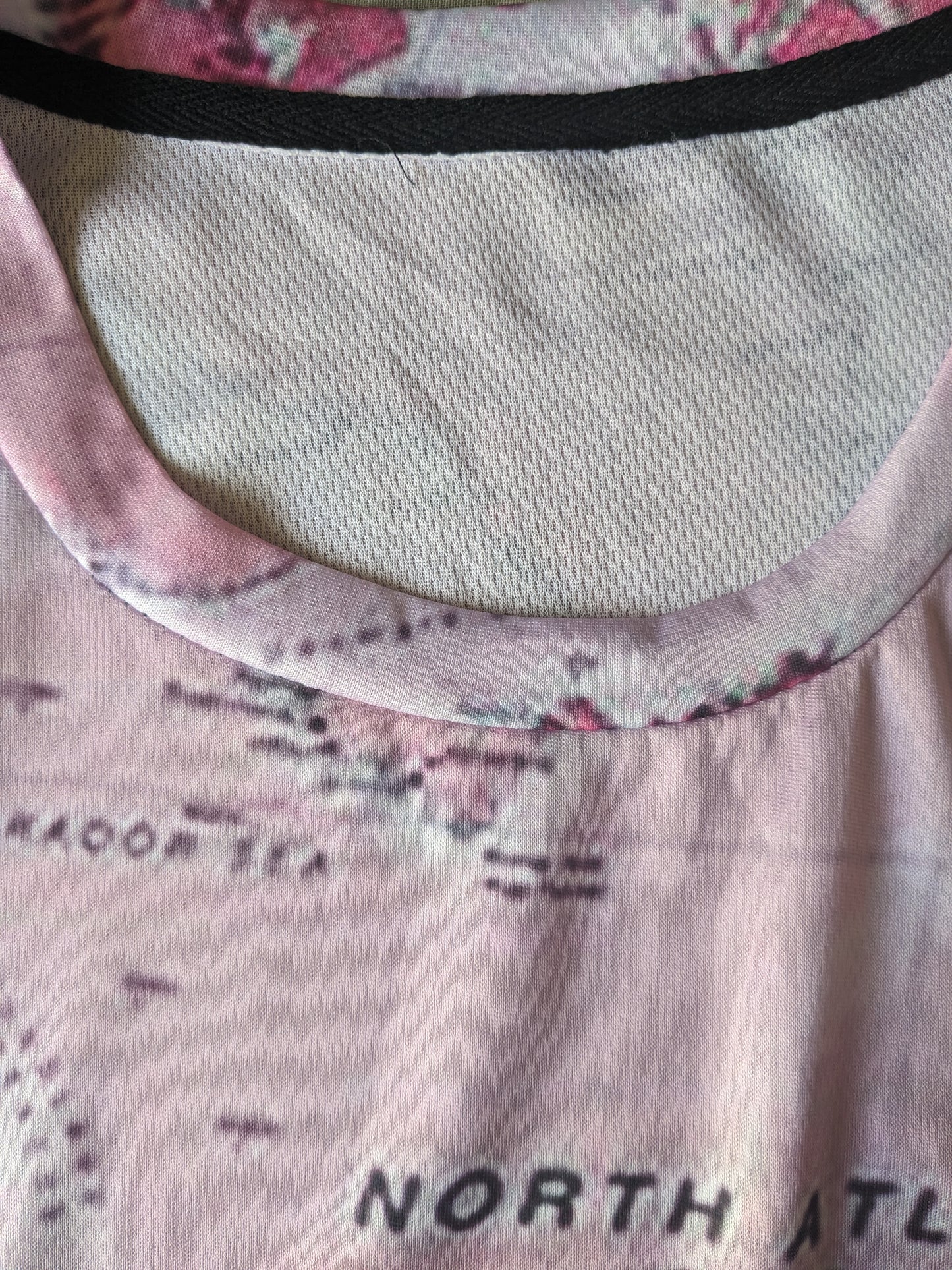 Camisa de estampado de mapa mundial. Pink en blanco y negro de color. Tamaño 2xl / 3xl. estirar.