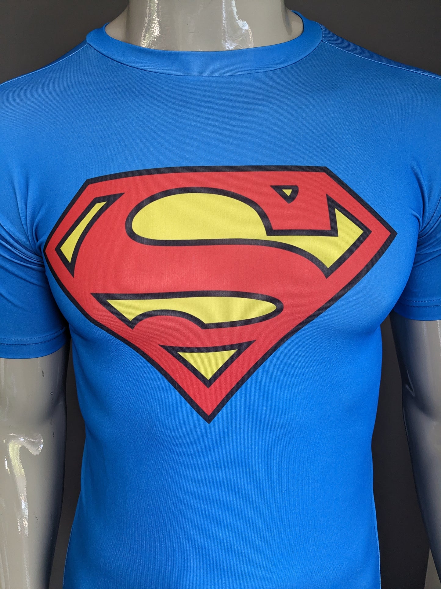 Superman shirt. Blauw Rood Geel gekleurd. Maat S. stretch.
