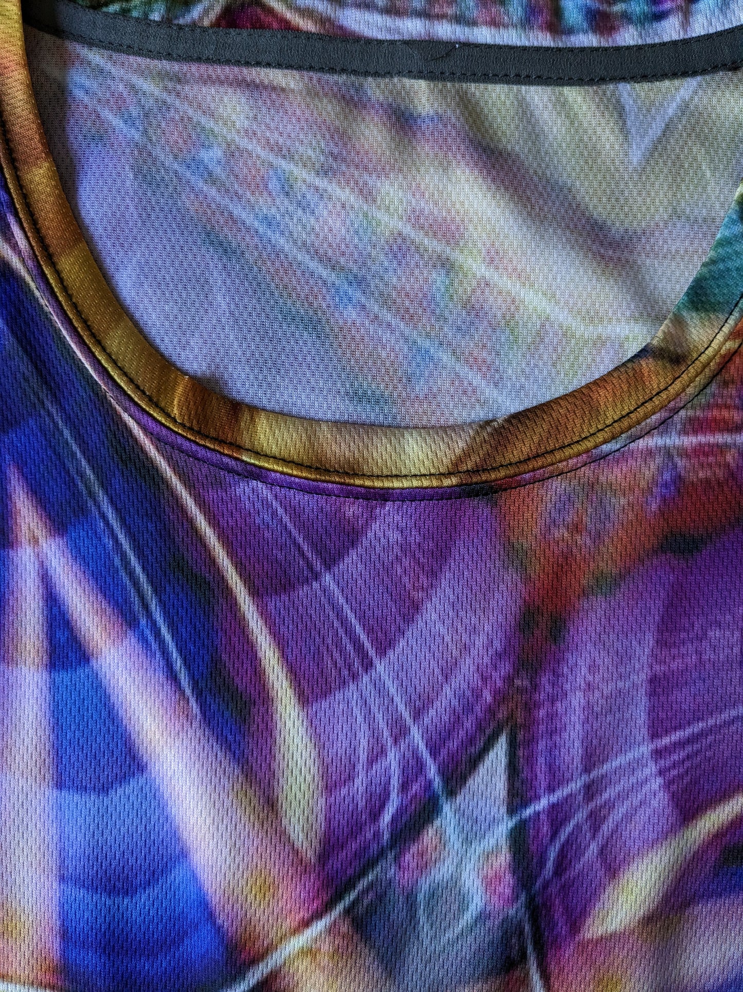 Camicia stampata olografica. Colorato dal verde giallo viola. Taglia XL. stirata