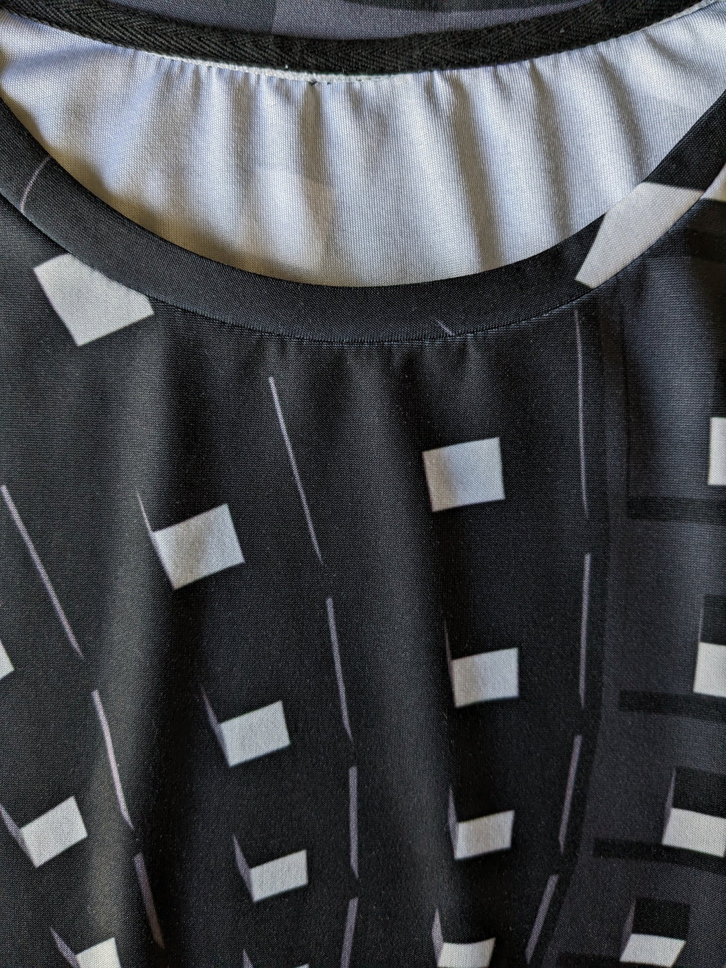 Geometrisches Druckhemd. Schwarz grau weiß gefärbt. Größe M. Stretch.