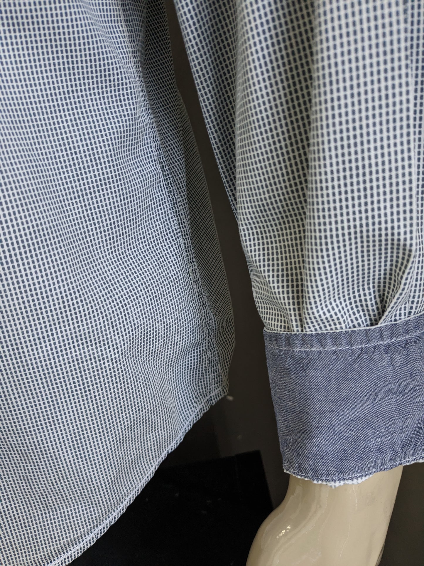 Double face shirt. Blue white motif with applications. Size XXXL / 3XL.