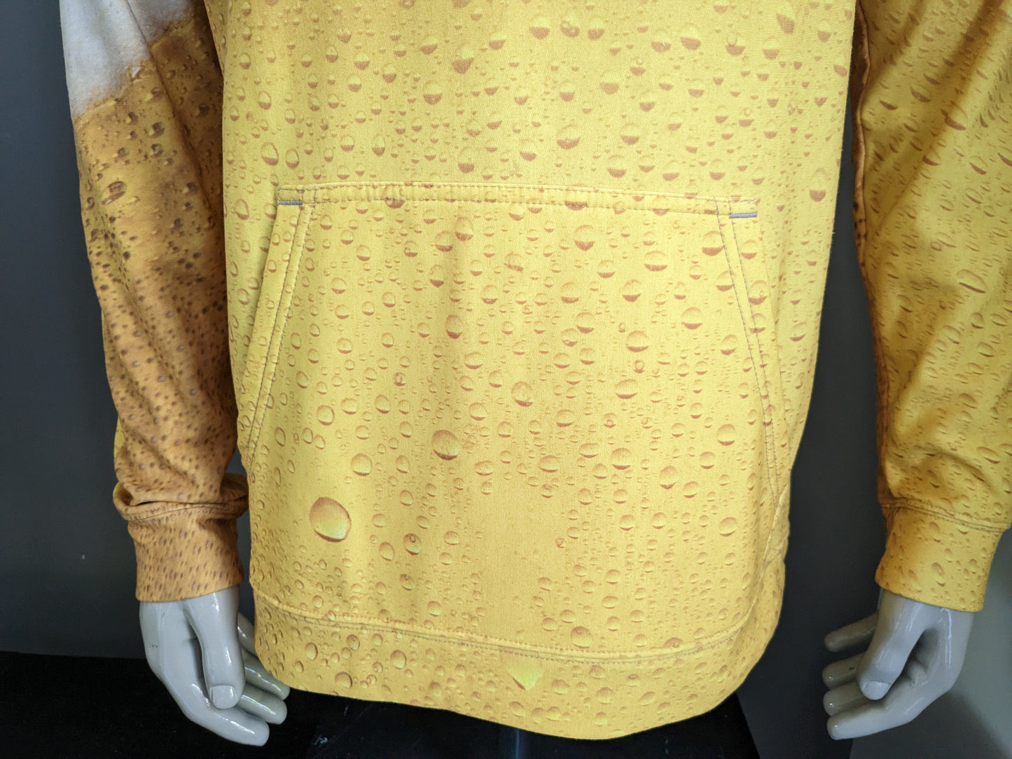 Mr Gugu & Miss Go "Just drink it" hoodie. Geel Wit gekleurd. Maat XL.