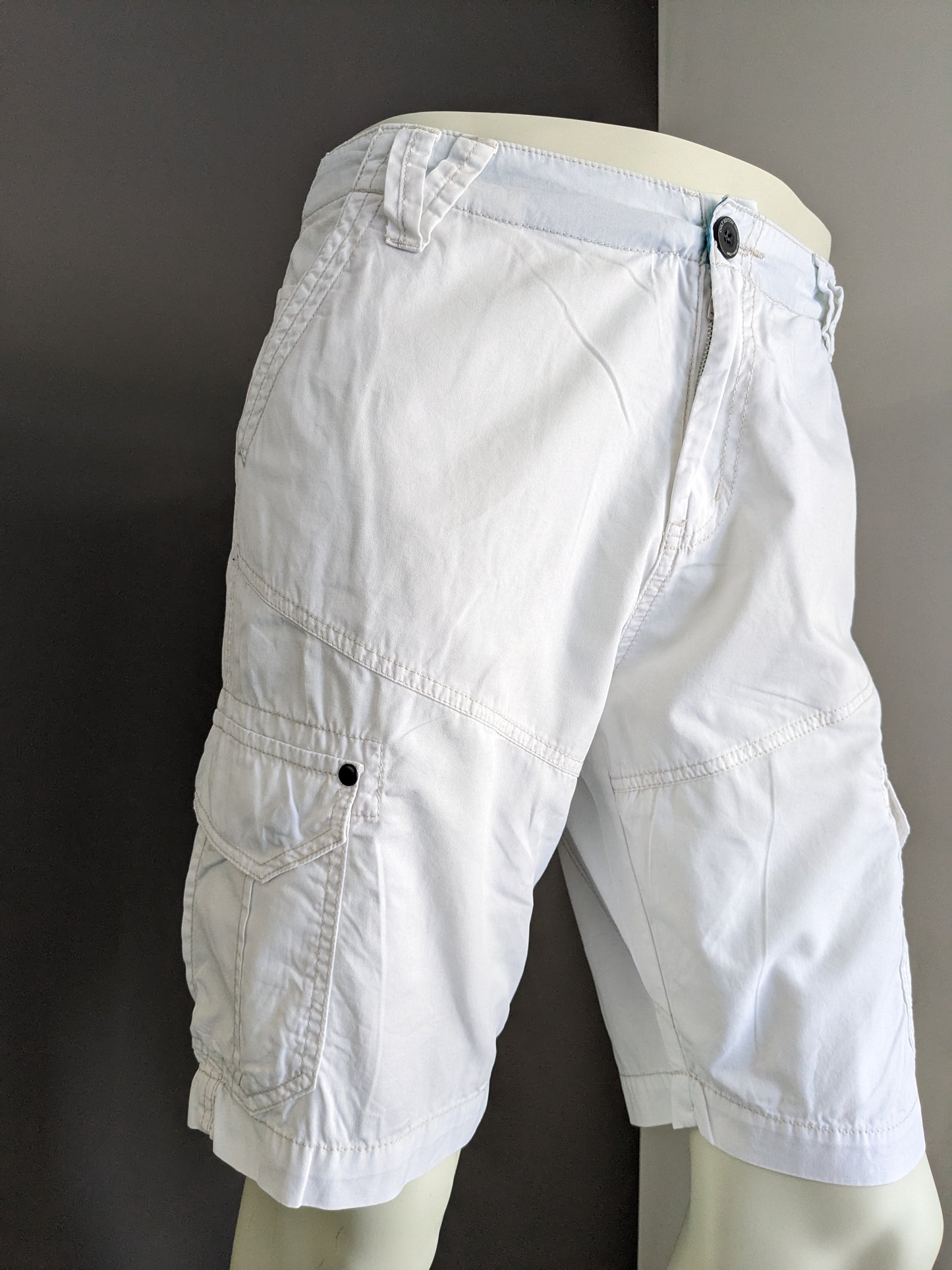 Cult Edition korte broek met zakken. Wit gekleurd. Maat XL.