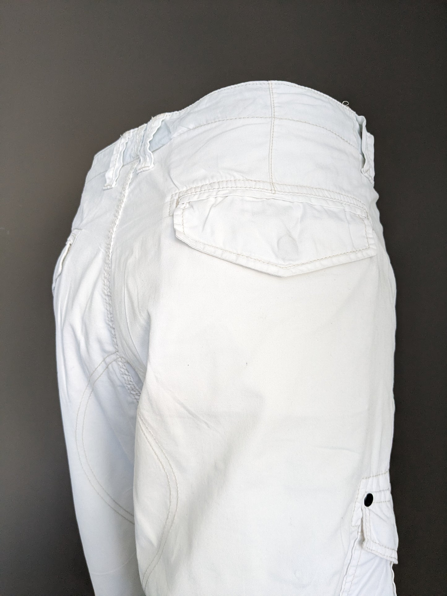 Cult Edition korte broek met zakken. Wit gekleurd. Maat XL.