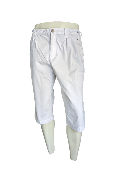 Pull & Bear 3/4th Shorts con applicazione di bretelle. Bianco. Taglia W34.