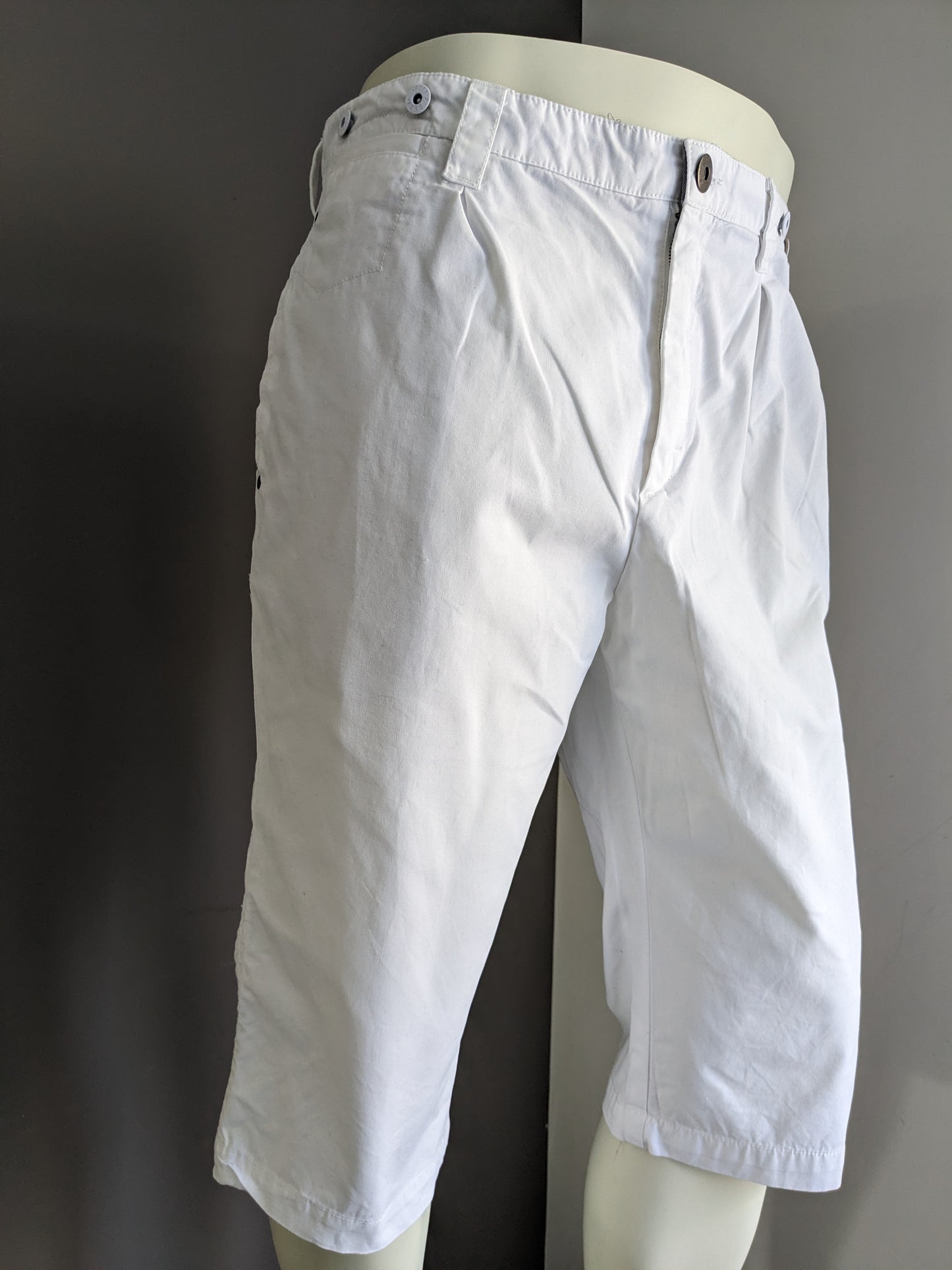 Pull & Bear 3/4th Shorts con applicazione di bretelle. Bianco. Taglia W34.
