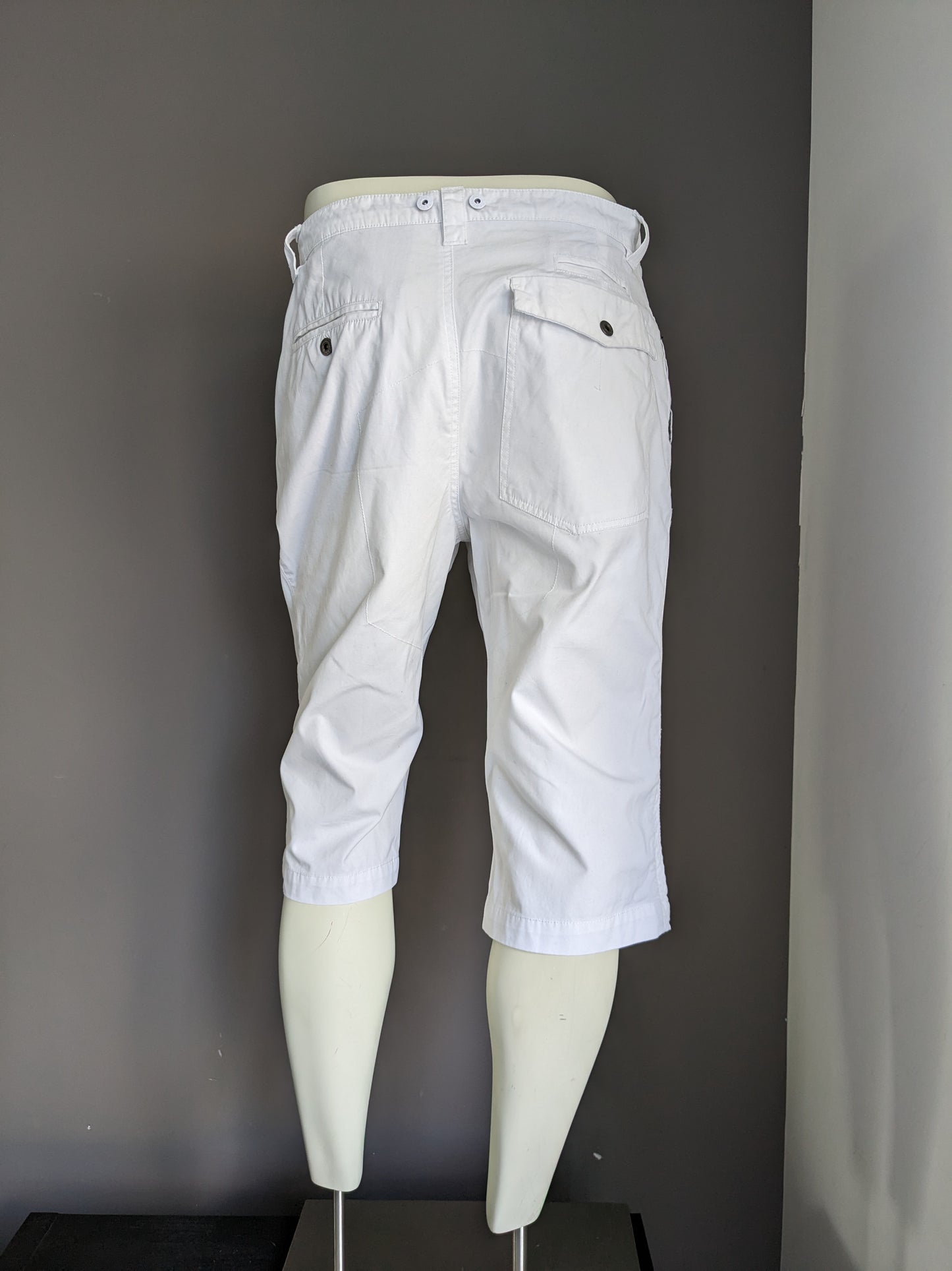 Pull & Bear 3/4e korte broek met bretels applicatie. Wit gekleurd. Maat W34.