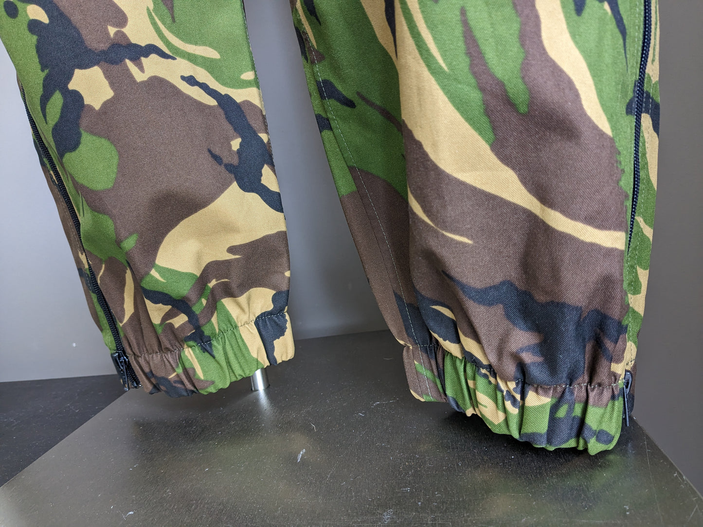 Army / Leger broek. Waterafstotend. Bruin Groen Zwarte camouflage print. Maat M.