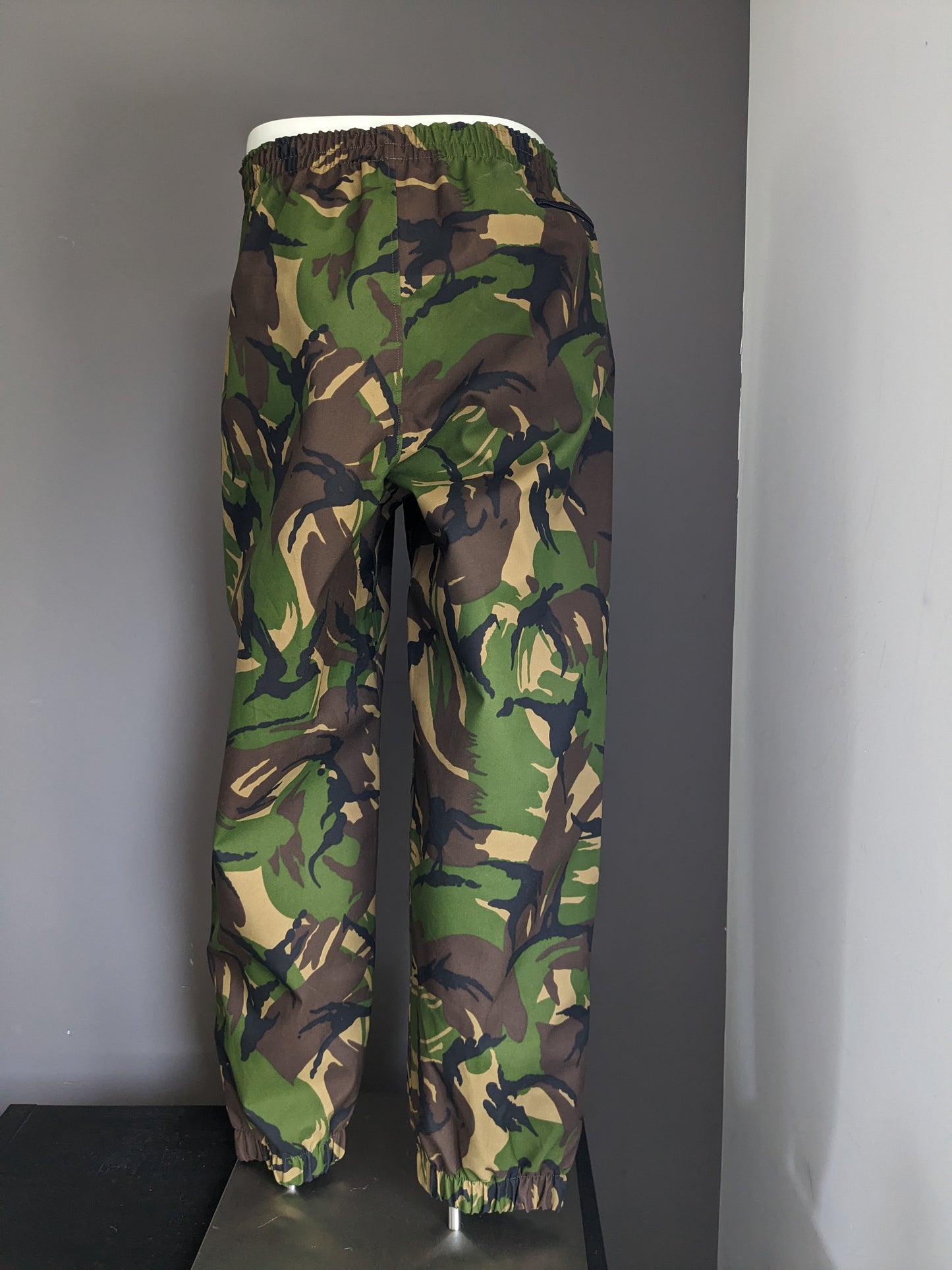 Army / Leger broek. Waterafstotend. Bruin Groen Zwarte camouflage print. Maat M.