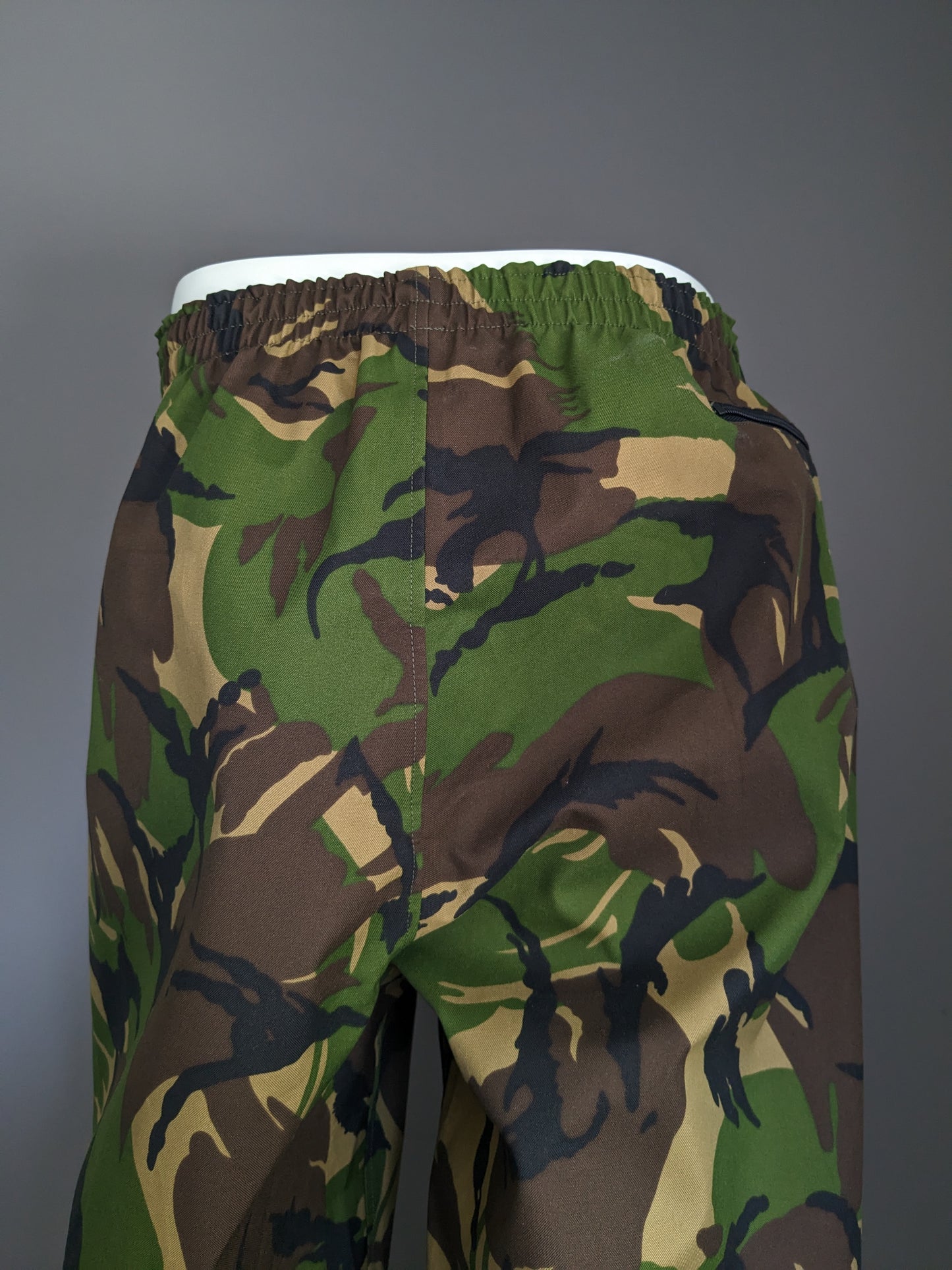 Pantalon de l'armée / de l'armée. Hydrofuge. Impression de camouflage noir vert marron. Taille M.