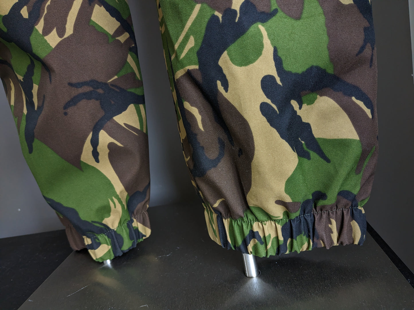 Pantalones del ejército / ejército. Hidrófugo. Impresión de camuflaje negro marrón verde. Talla M.