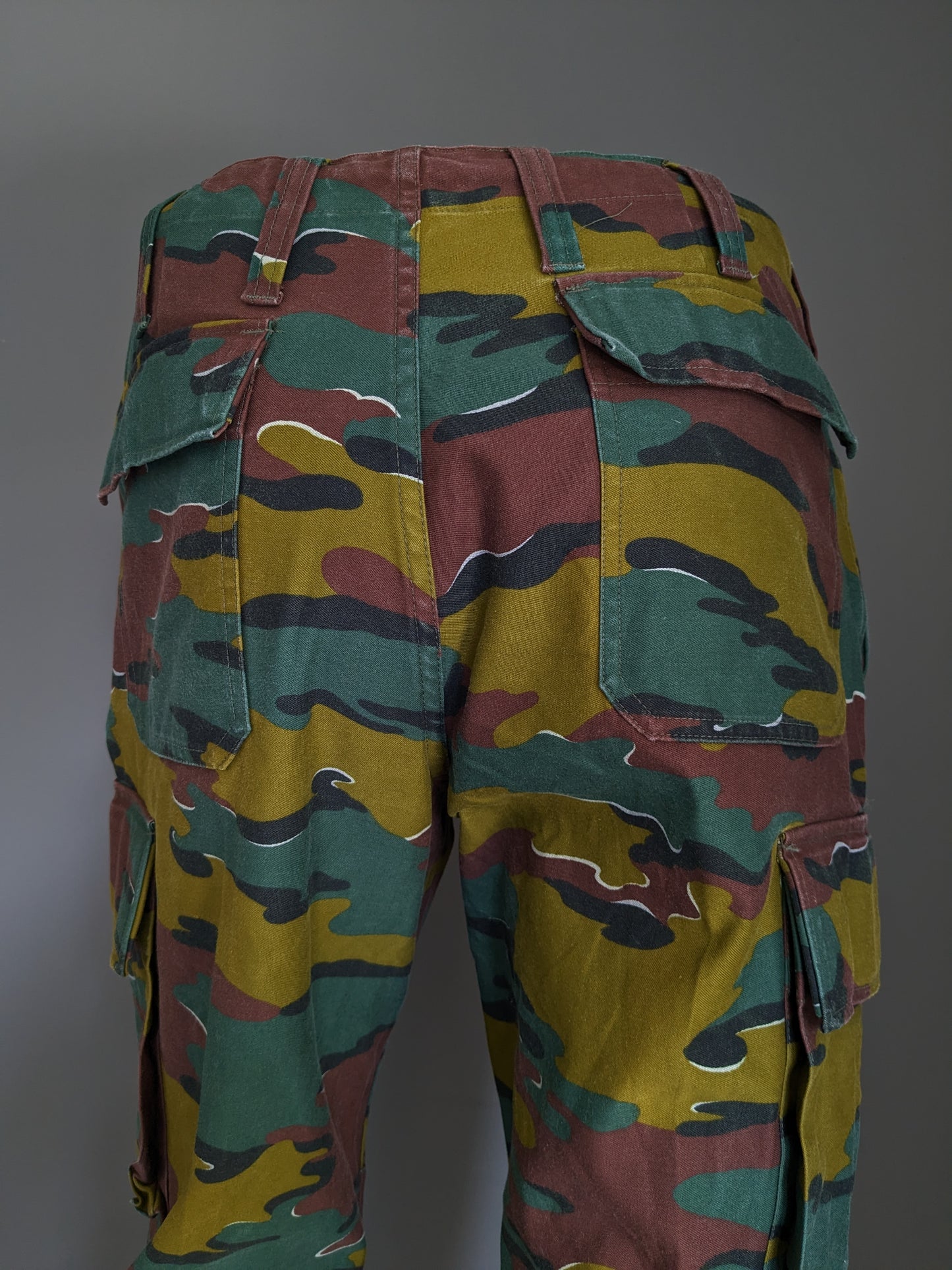 Pantalones del ejército / ejército. Impresión de camuflaje verde marrón. Tamaño M / L.