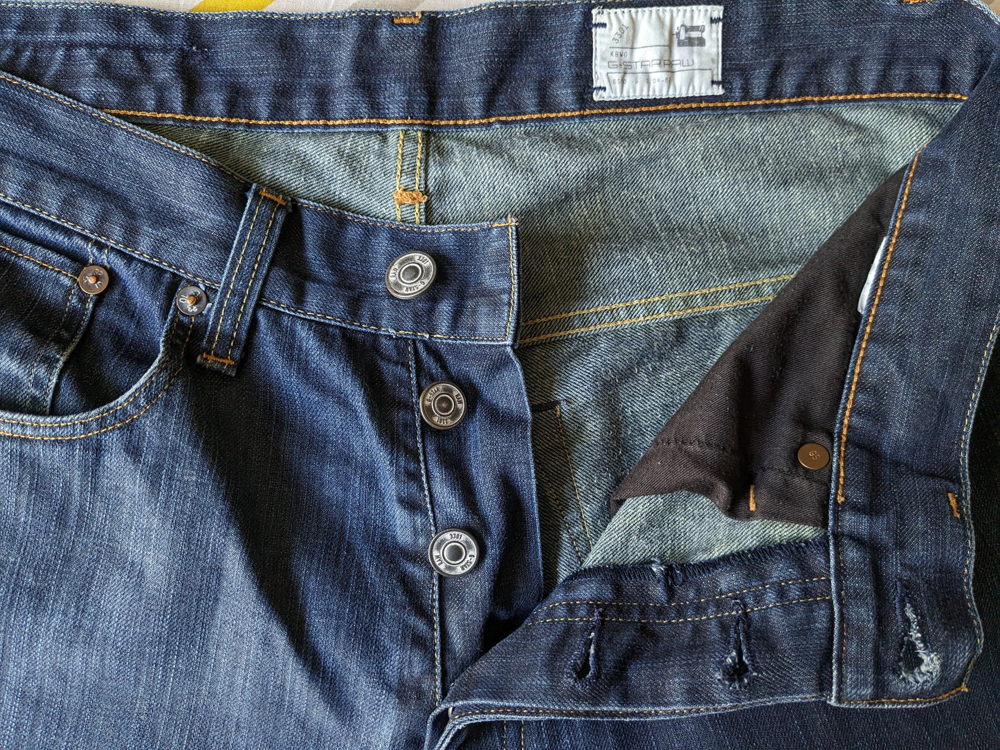 Jeans bruts G-Star. Couleur bleu foncé. Taille W31 - L32.