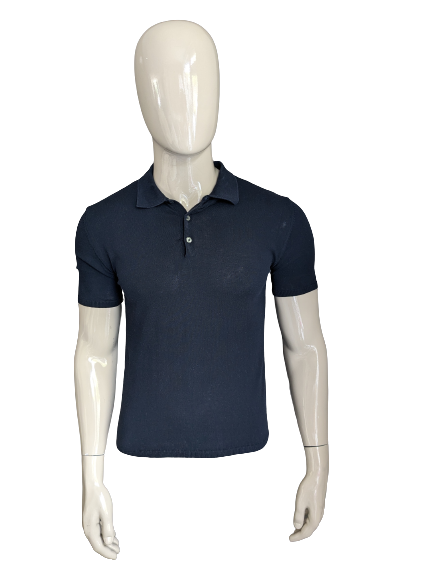 Brian Dales Polo with elastic band. Dark blue colored. Size M.