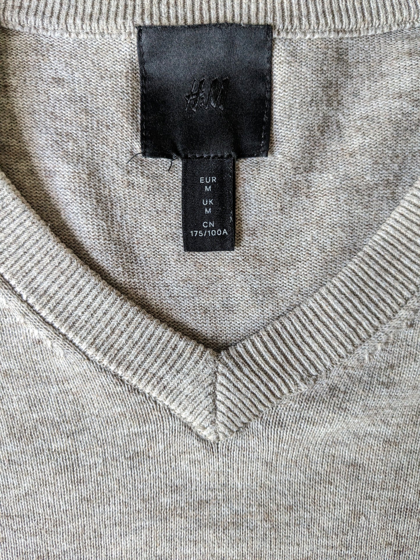 Suéter H&M con cuello en V. Beige marrón mezclado. Talla M.