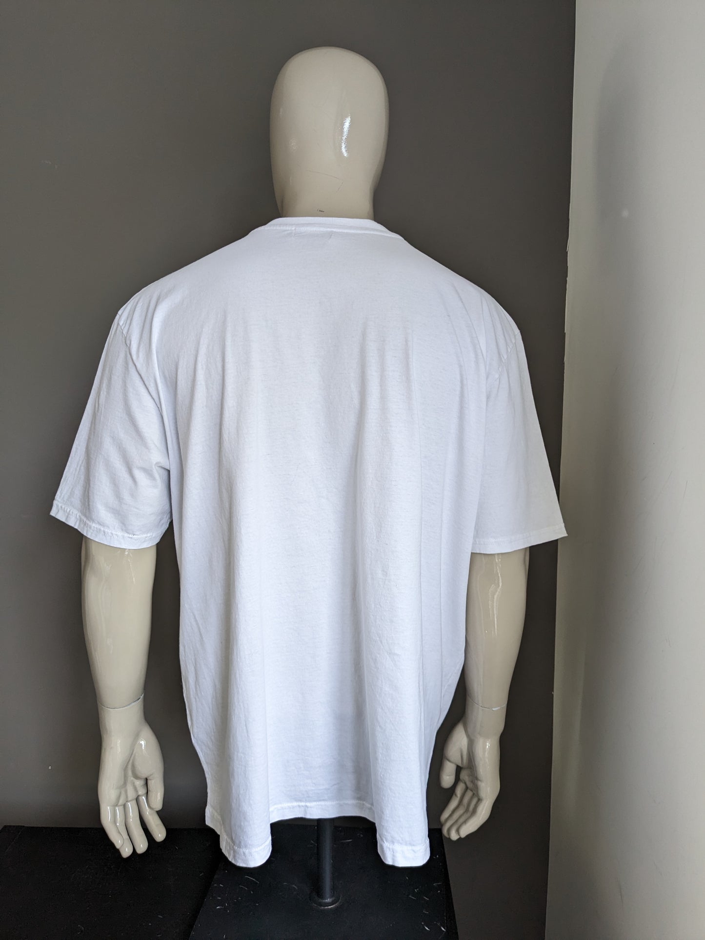 Atlas para hombres camisa con cuello en V. Blanco con impresión. Tamaño 5xl / xxxxxl.