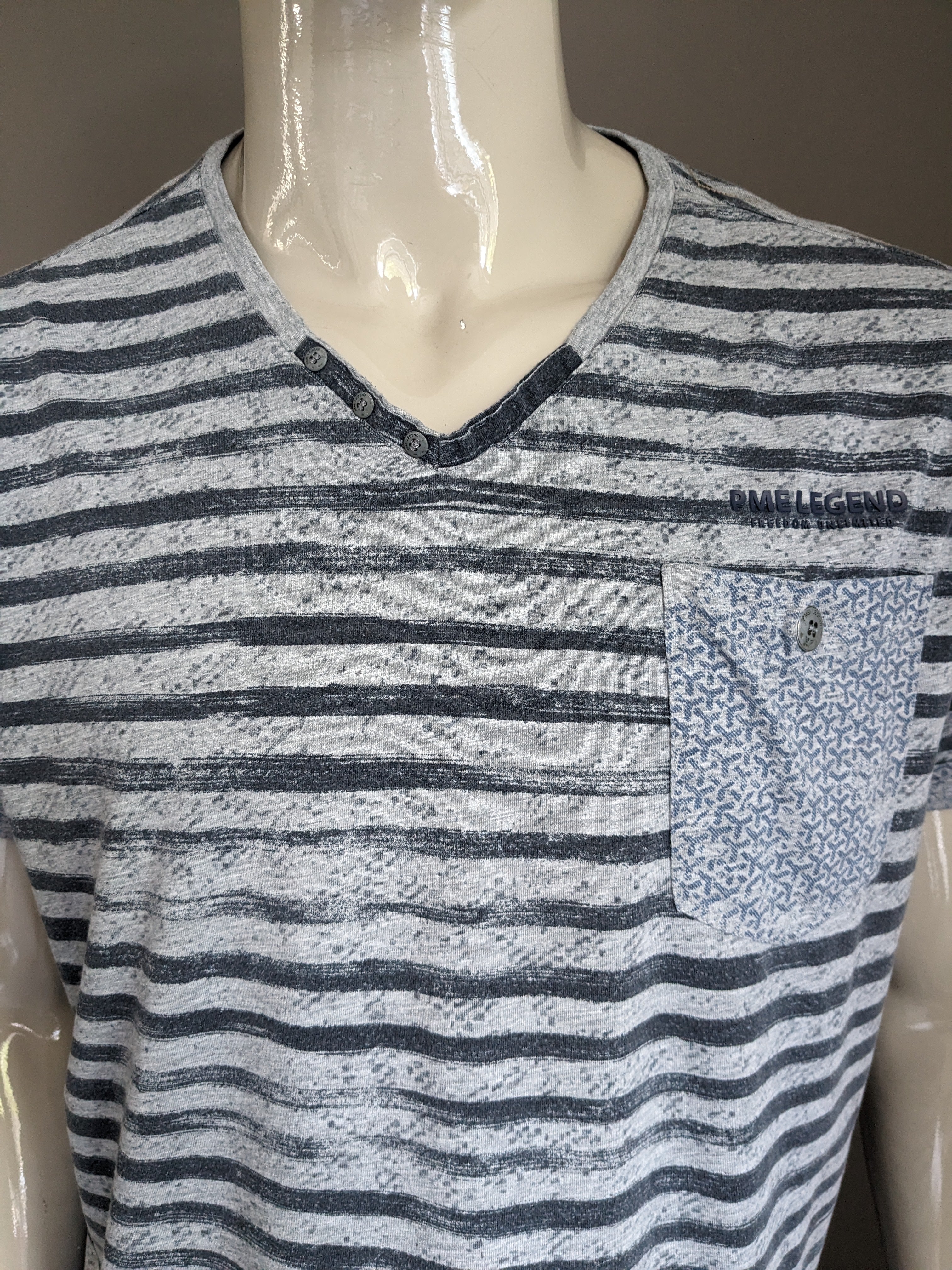 filter Rationalisatie Snor PME Legend shirt met V-hals en knoopjes. Grijs gestreept motief. Maat 3XL /  XXXL. | EcoGents