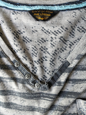 filter Rationalisatie Snor PME Legend shirt met V-hals en knoopjes. Grijs gestreept motief. Maat 3XL /  XXXL. | EcoGents