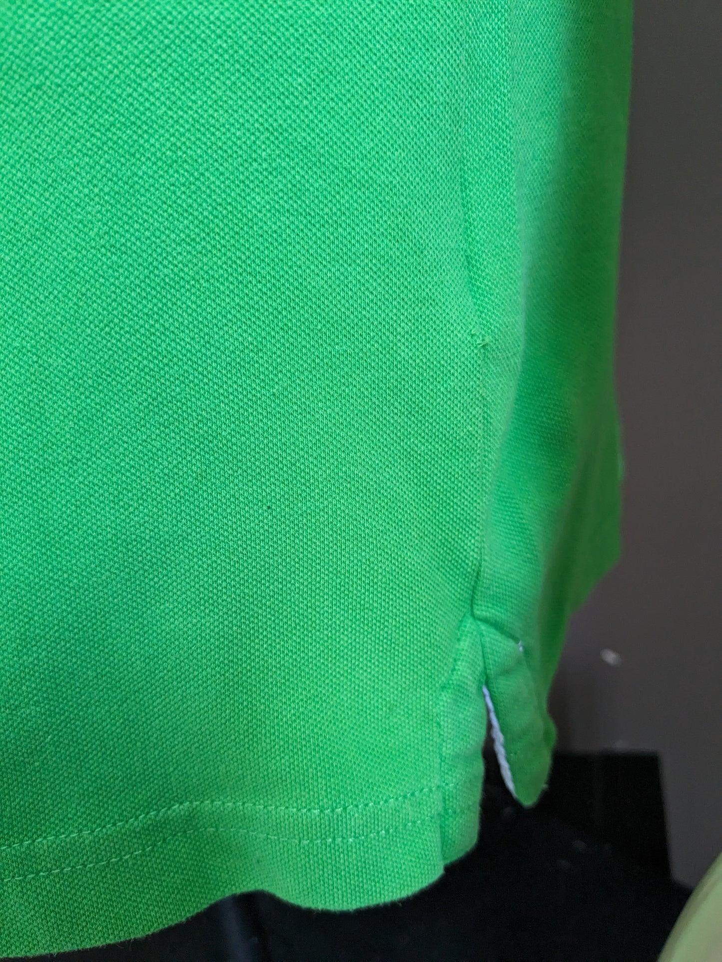 Polo de Kangol vintage. Verde de color, con acentos a rayas de color. Talla L.