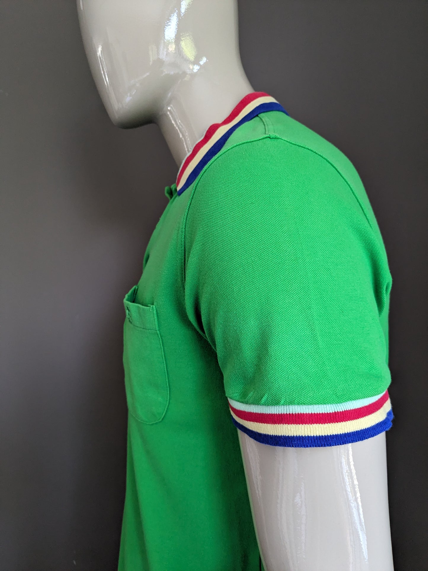 Polo Kangol vintage. Vert coloré, avec des accents rayés colorés. Taille L.