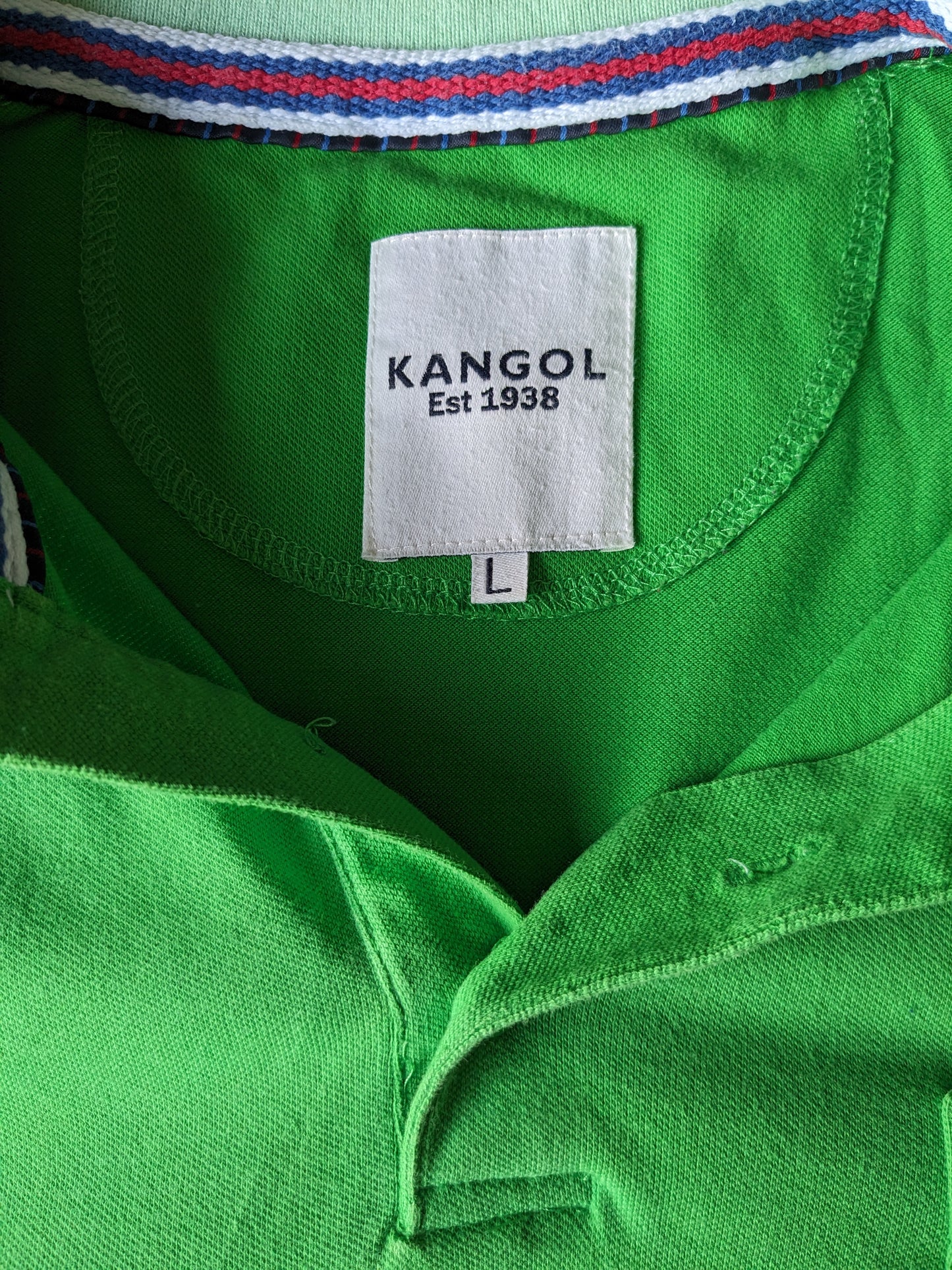 Vintage Kangol Polo. Farbig grün, mit farbigen gestreiften Akzenten. Größe L.