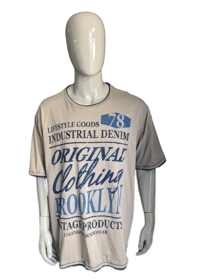 Identisches Hemd. Hellbraun mit Aufdruck. Größe 6XL / XXXXXXL.