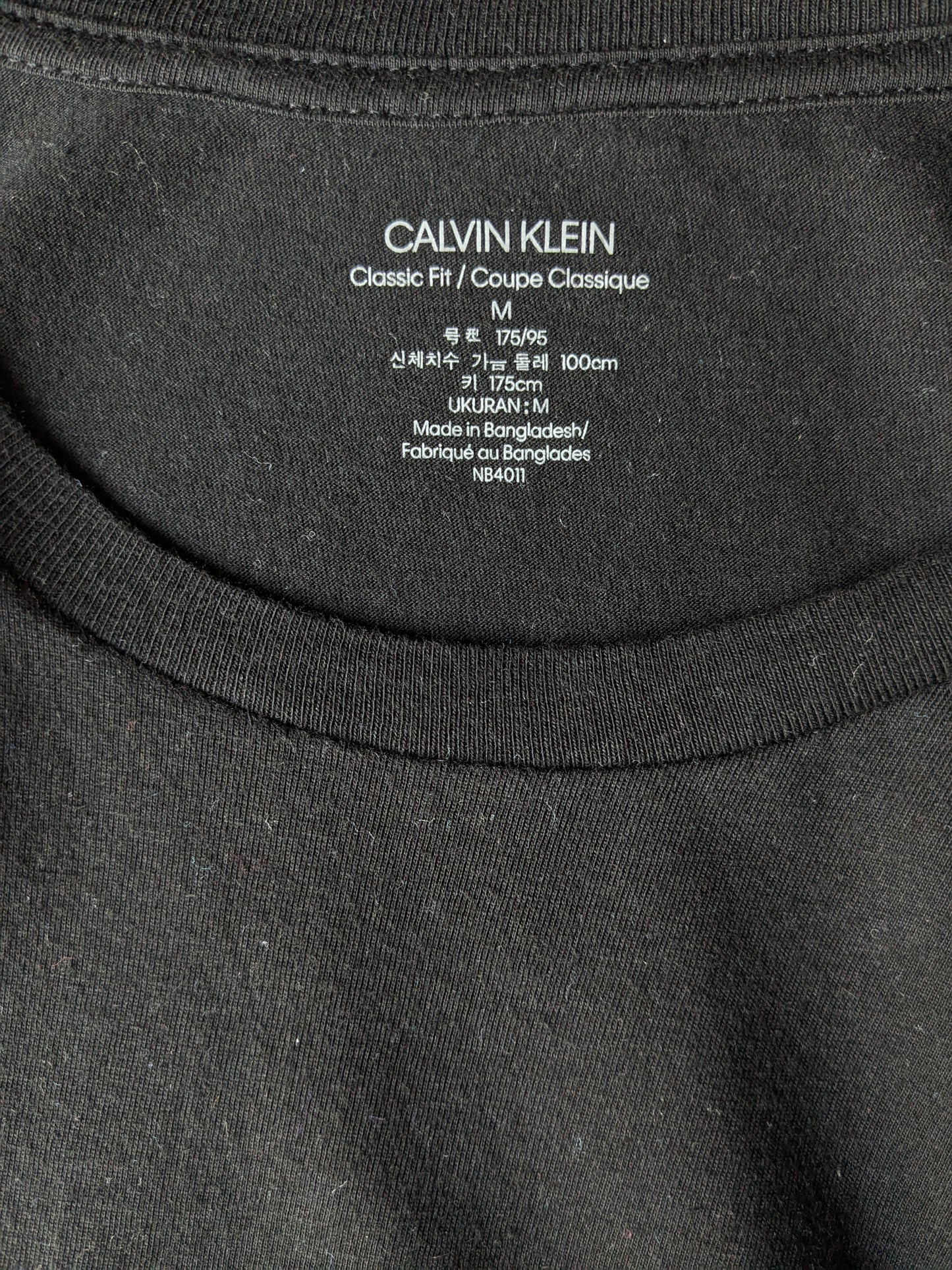 Calvin kleines Hemd. Schwarz gefärbt. Größe M.