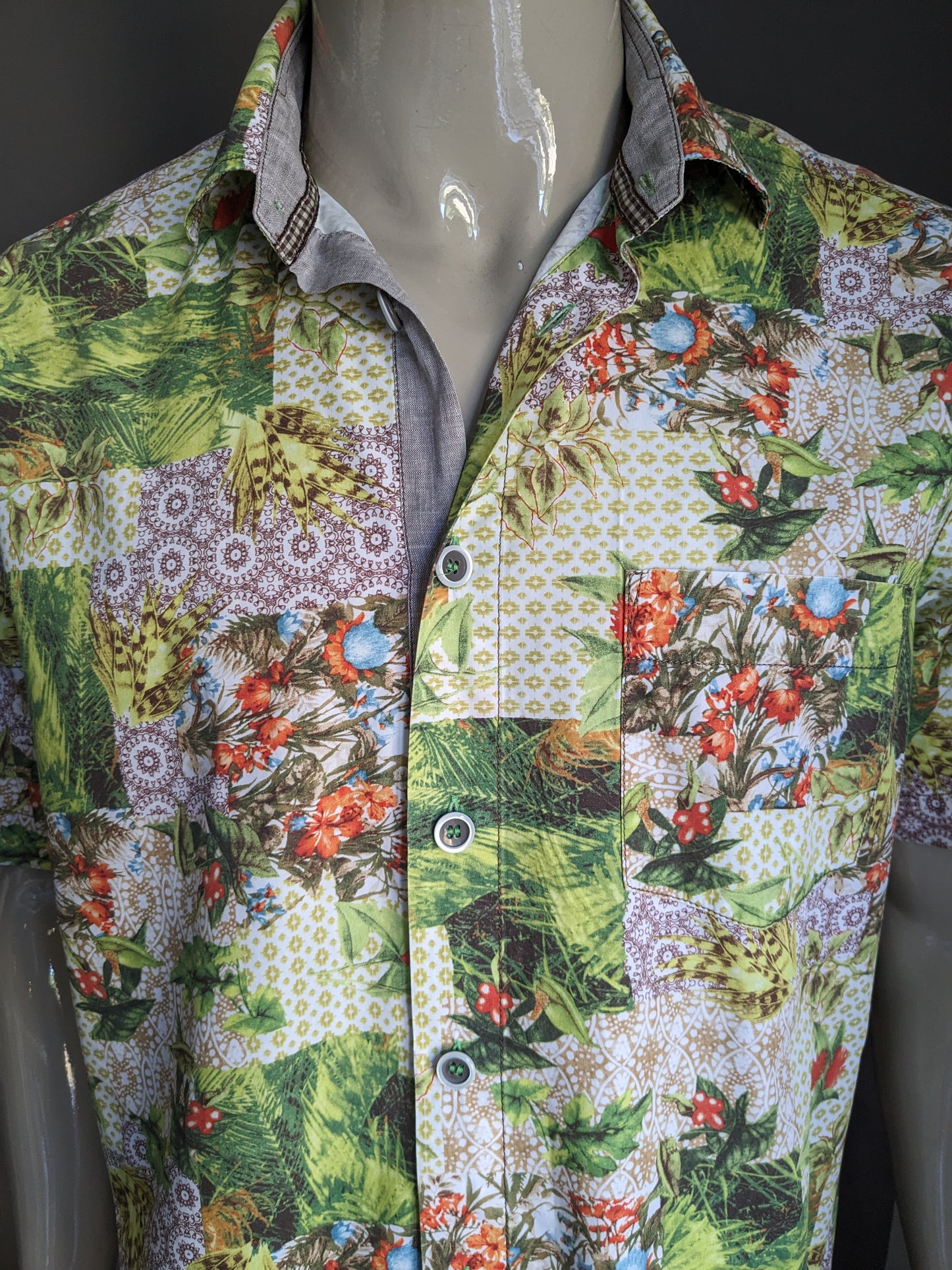 Vintage signum shirt short sleeve. Larger buttons. Green brown plant print. Size L / XL.