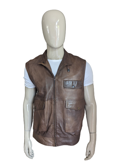 Chauffe-corps en cuir Exquisit. De couleur marron. Taille 54/L. avec 1 poche intérieure.