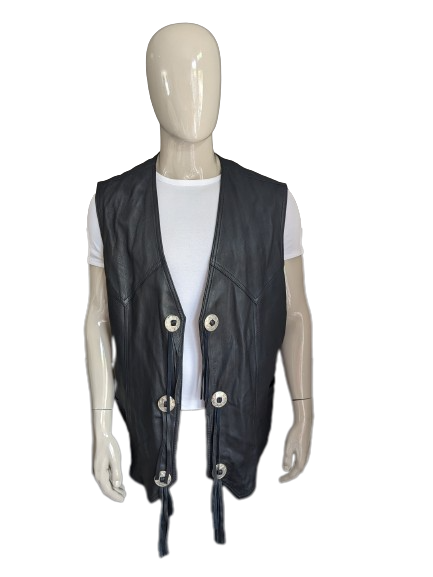 Stoer Leren biker gilet met veterapplicaties en gespen. Zwart gekleurd. Maat 3XL / XXXL.