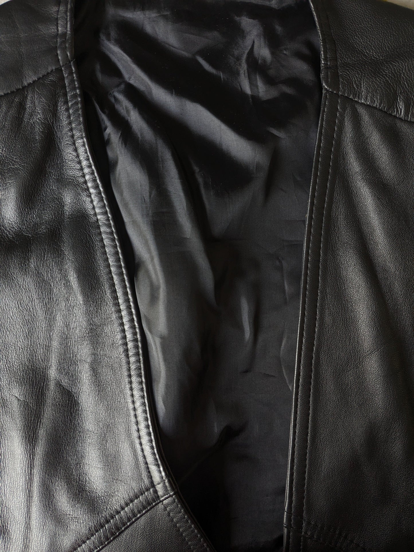 Giutante per motociclisti in pelle resistente con applicazioni in pizzo e fibbie. Colorato nero. Dimensione 3xl / xxxl.