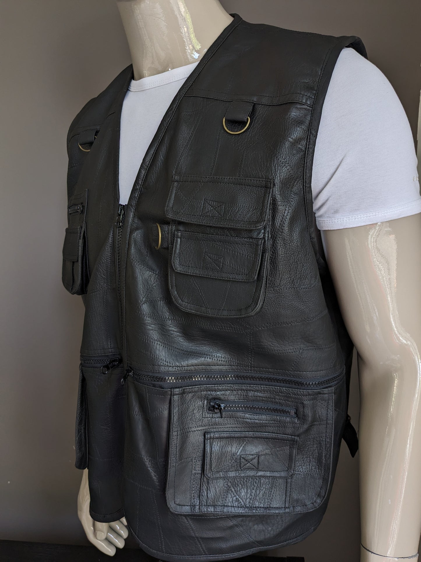 CS701 Leren Bodywarmer met vele zakken. Zwarte patches.  Maat XL. met 1 binnenzak.