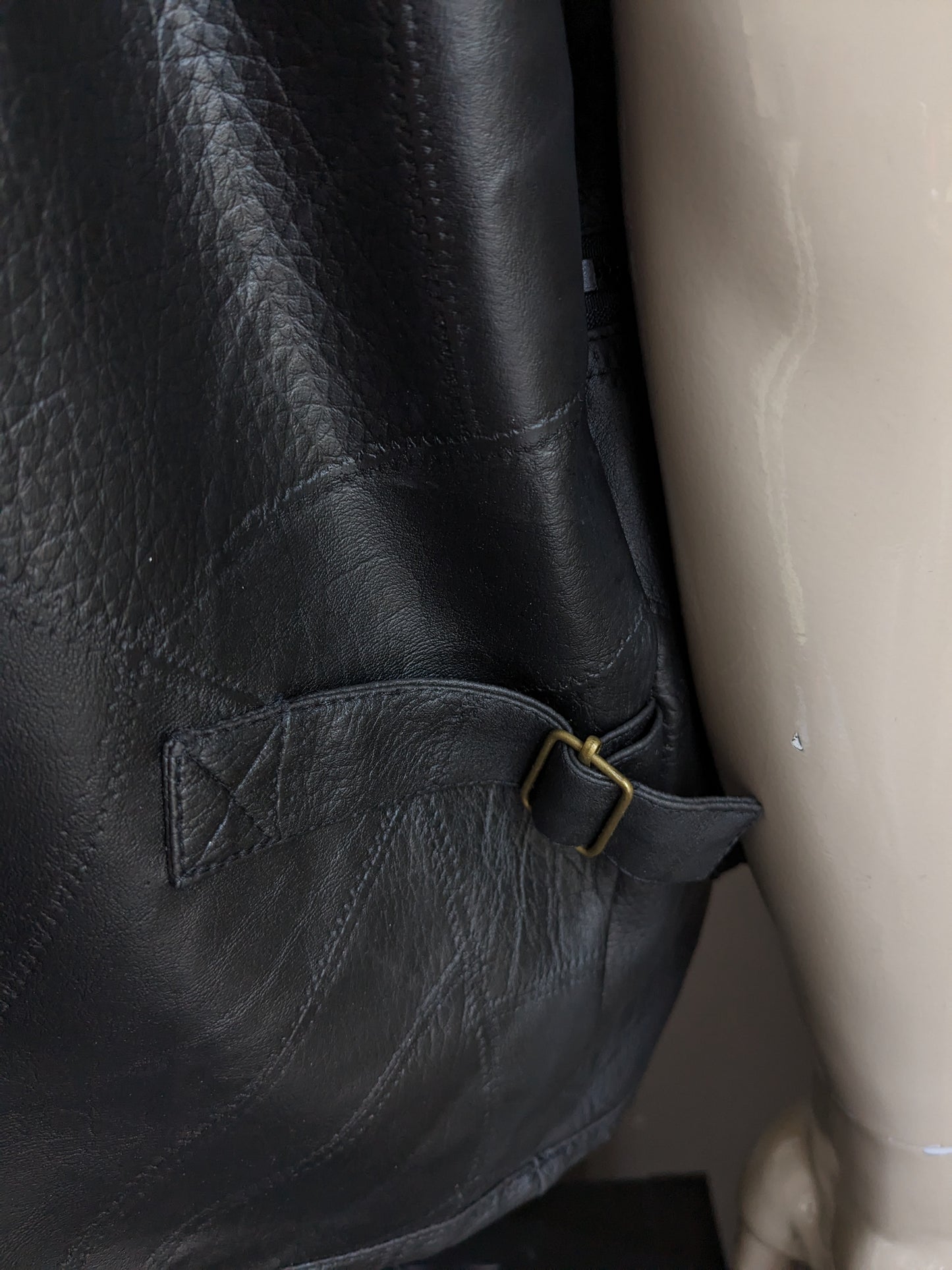 CS701 Cuerpo de cuero con muchas bolsas. Parches negros. Tamaño xl. Con 1 bolsillo interior.