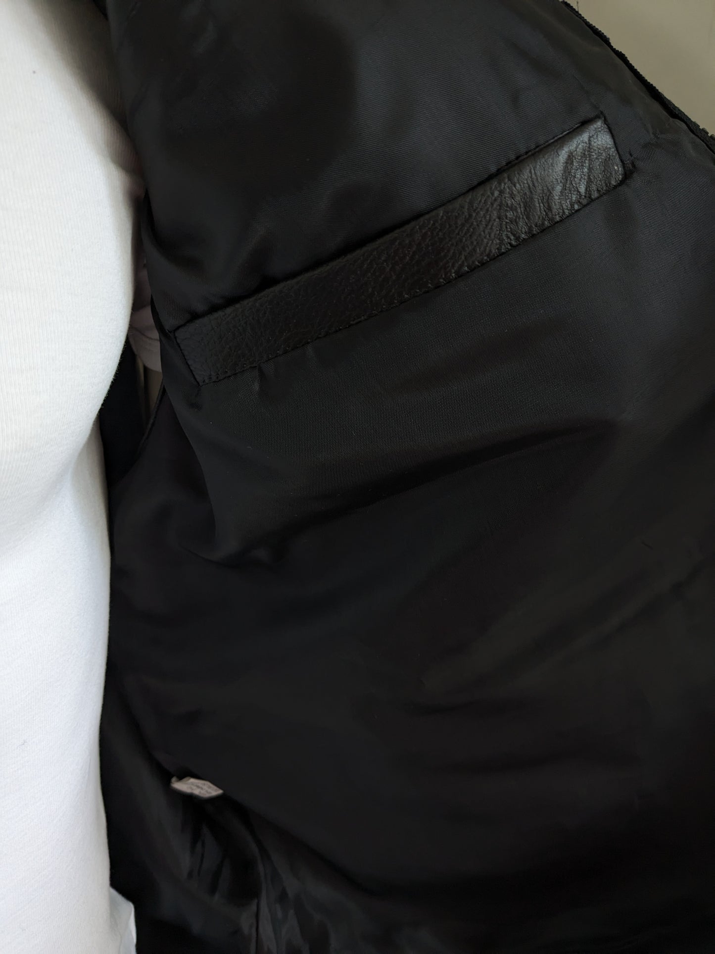 CS701 Cuerpo de cuero con muchas bolsas. Parches negros. Tamaño xl. Con 1 bolsillo interior.