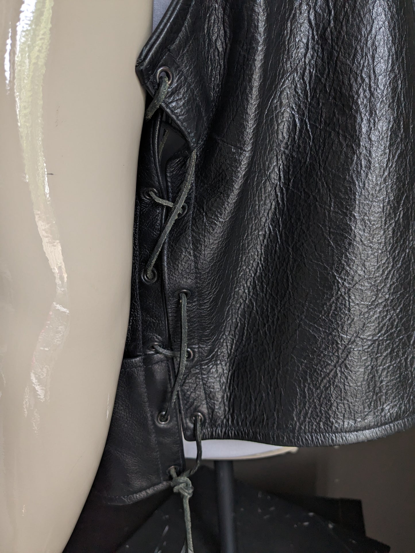 Travante chaleco de motociclista de cuero de cuero maestro. A doble cara con aplicaciones de encaje y spas. Color negro. Tamaño 2xl.