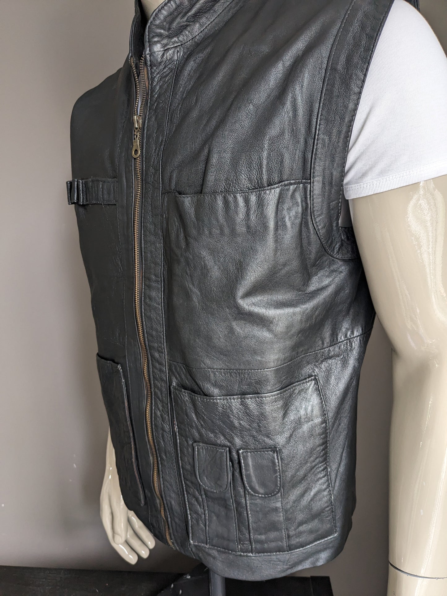Vintage leather half -length body warmer with bags. Black colored. Size L. 1 Inner pocket.