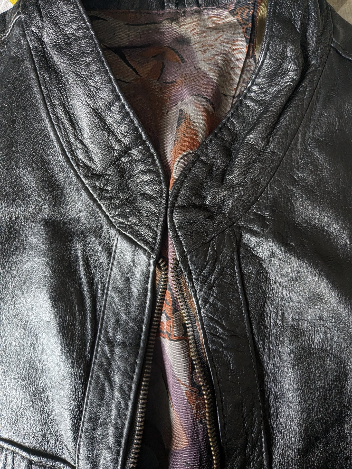 Calzatura del corpo a metà lunghezza in pelle vintage con borse. Colorato nero. Taglia L. 1 tasca interna.