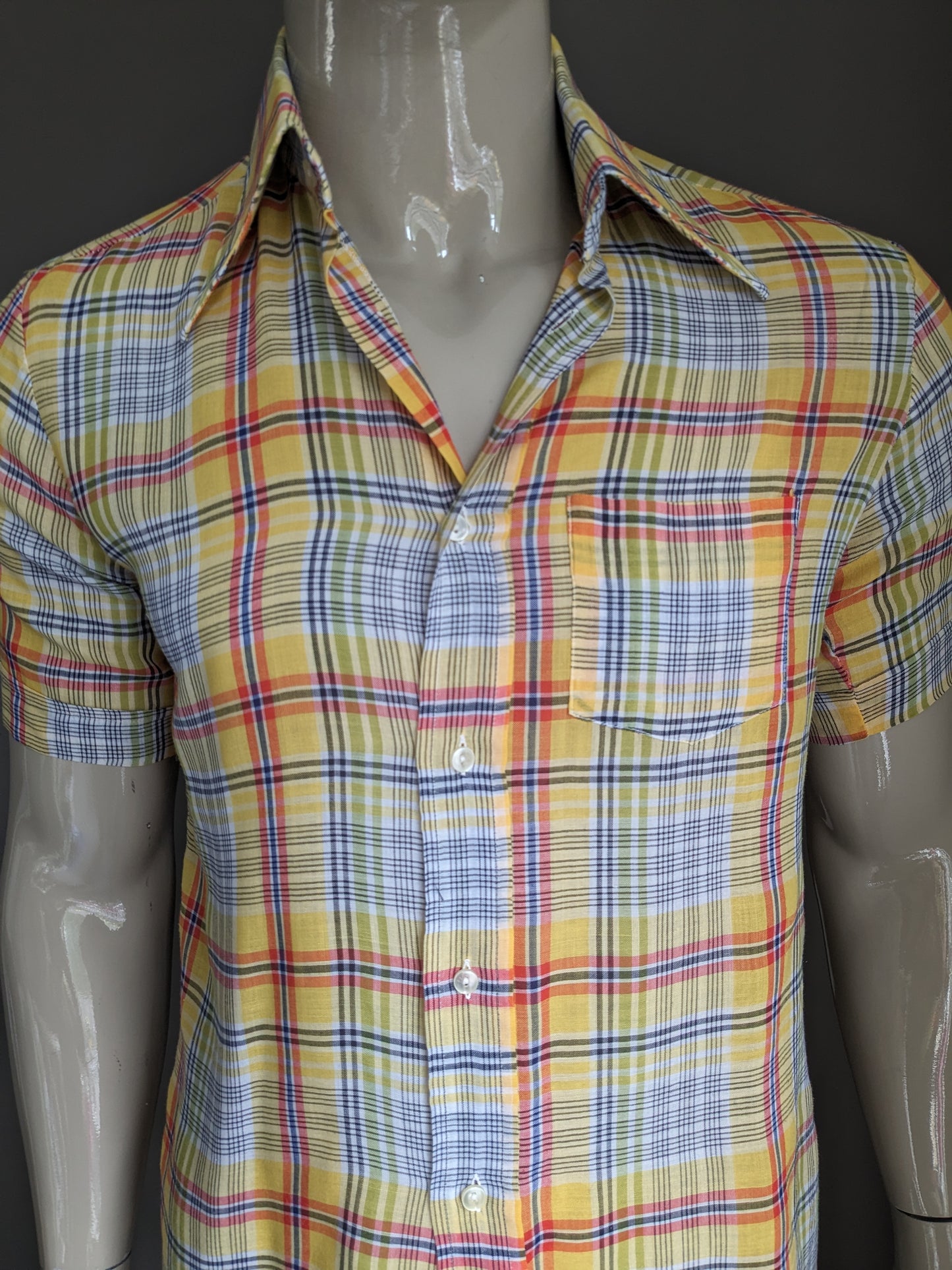 Shelt de chemise vintage des années 70 à manches courtes avec collier. Vrex vert rouge jaune à carreaux. Taille M.