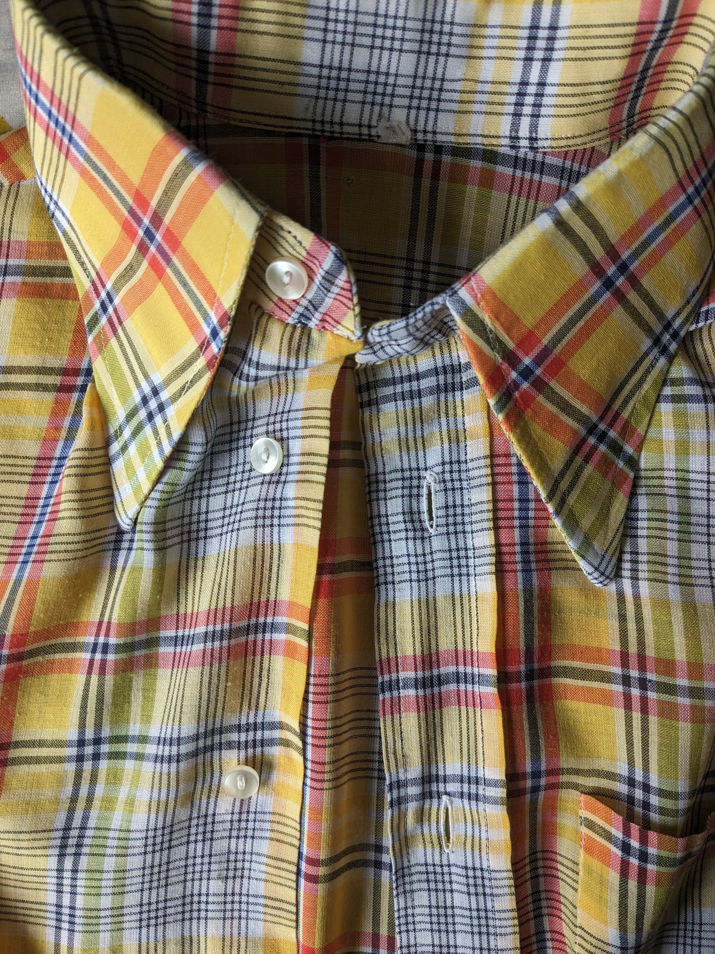 Vintage 70's overhemd korte mouw met puntkraag. Geel Blauw Rood Groen geruit. Maat M.