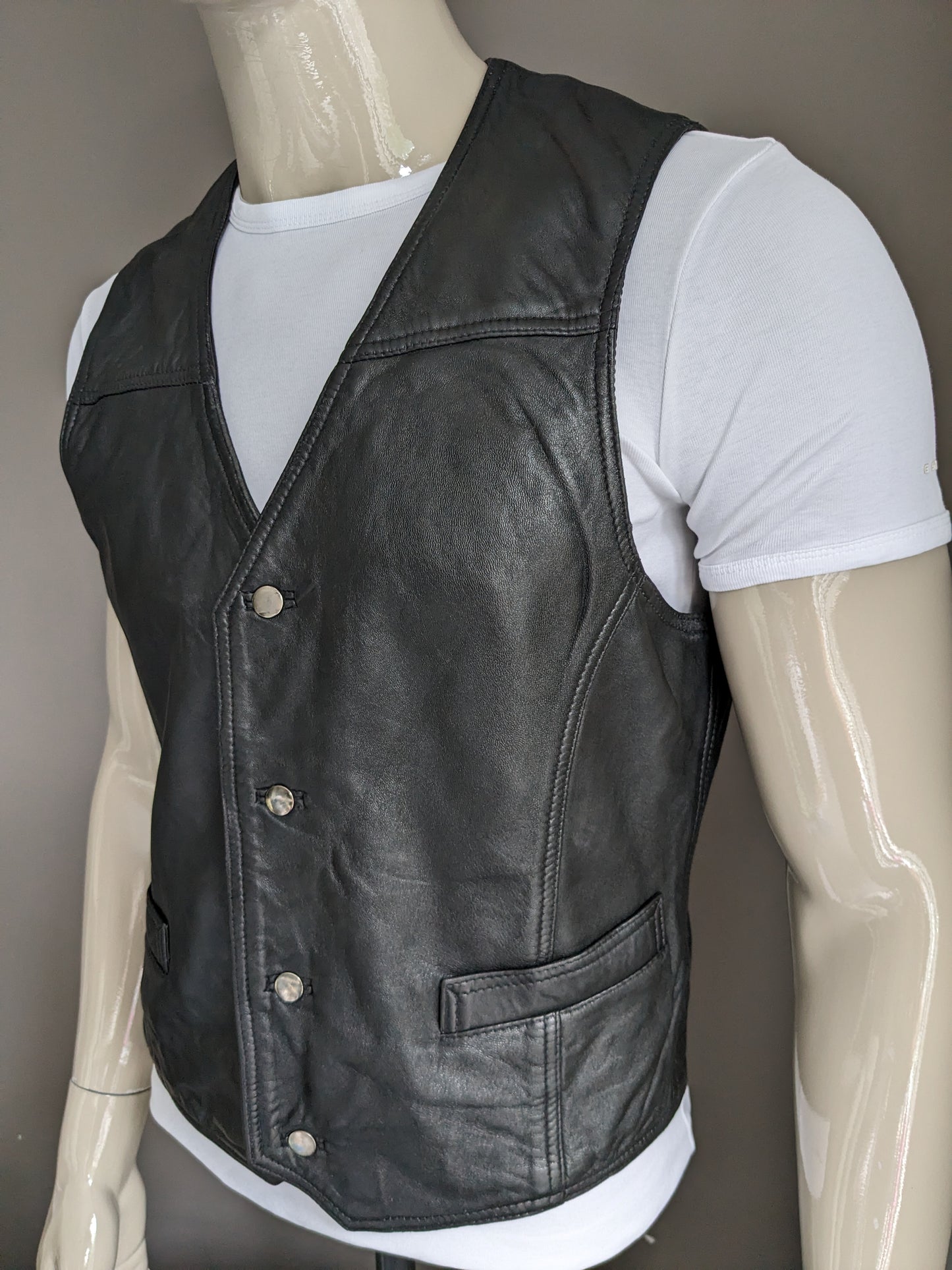 Vintage Leder -Weste mit Pressebutter. Doppeltes Leder. Schwarz gefärbt. Größe M. #316.