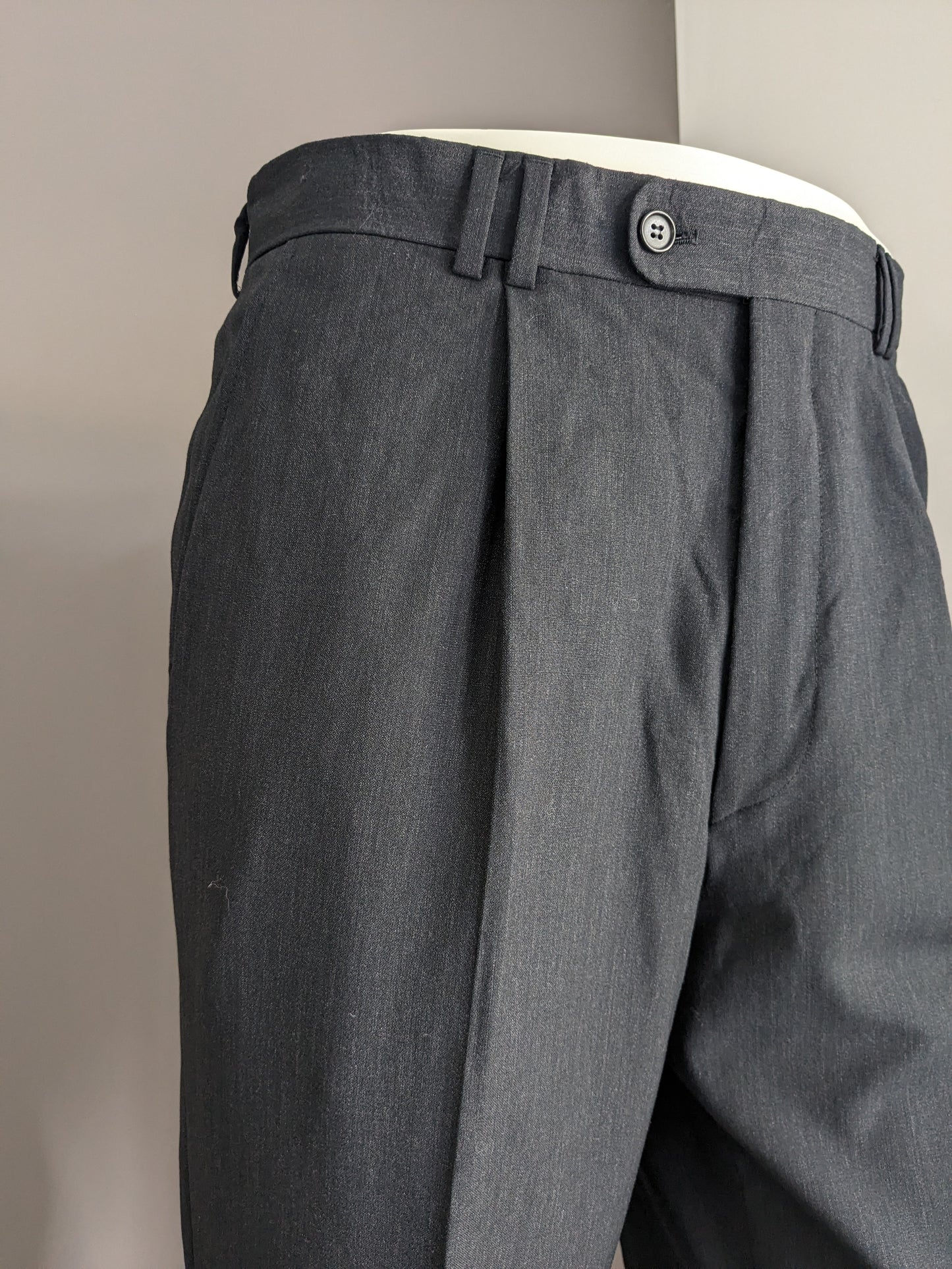 Pantalon avec couverture. Gris foncé mélangé. Taille 52 / L. # 501.