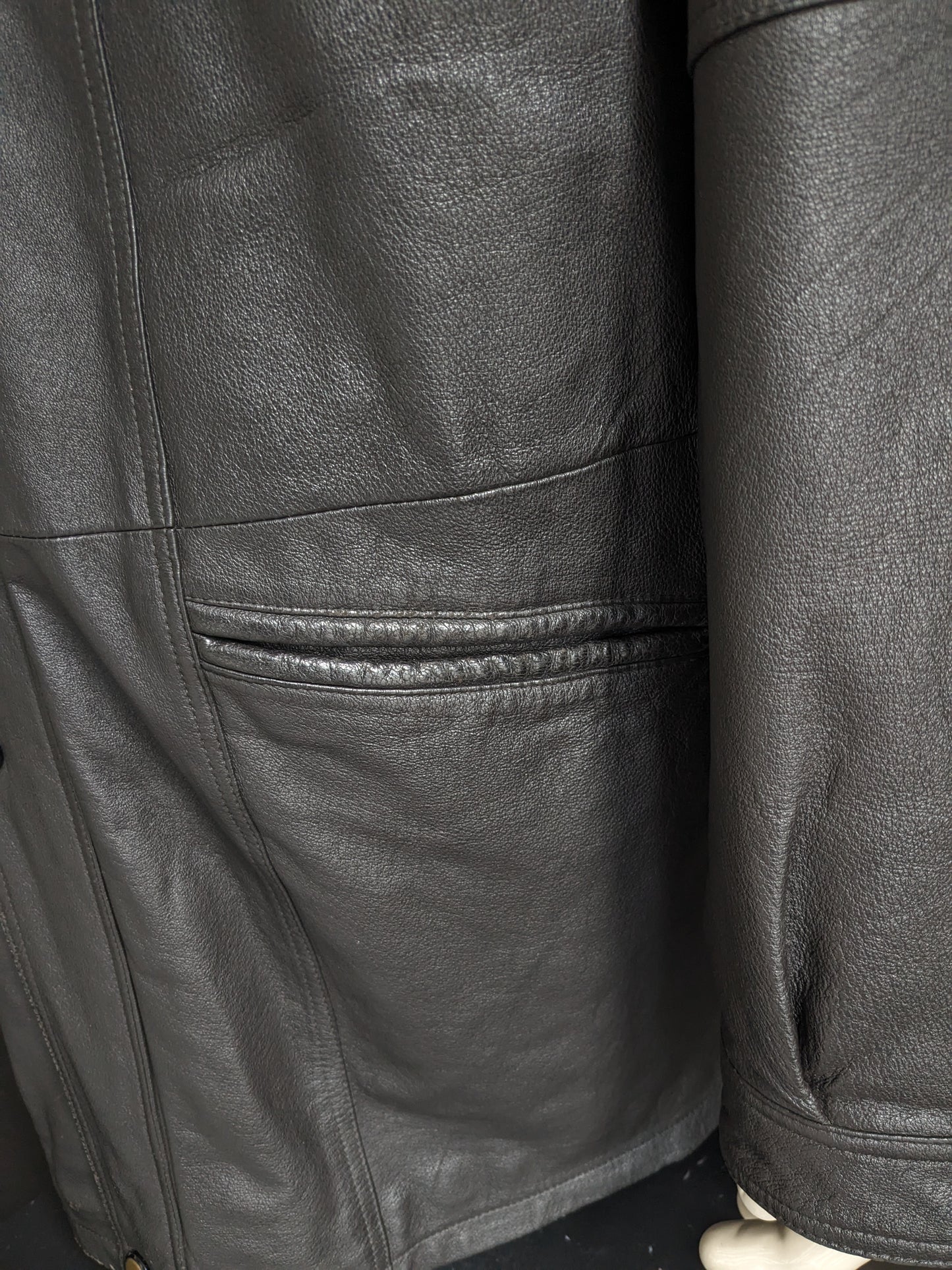 Varkensleren halflange winter jas. Donker Bruin gekleurd met dubbele sluiting. Maat 60 / 2XL-3XL.