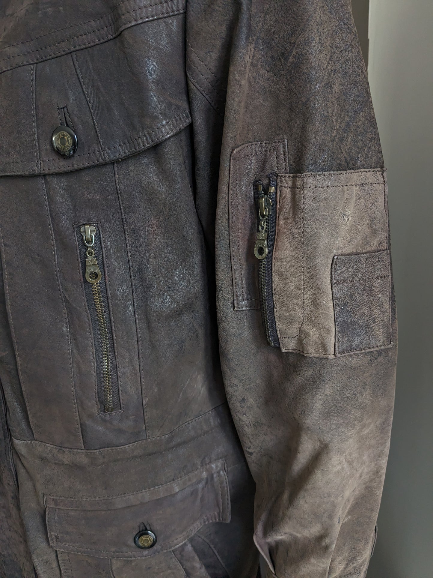 Vintage halflange Leren jas / jack met vele zakken. Donker Bruin gekleurd. Maat L / XL.