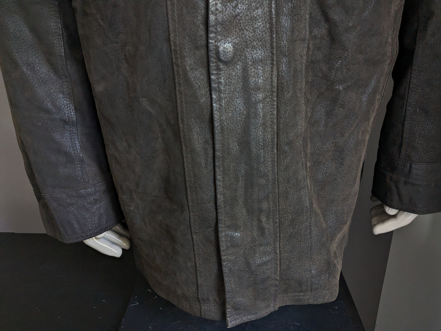 Leather style semi -long leather jacket. Dark brown colored. With detachable double closure and collar. Size 62-64/ 3XL.