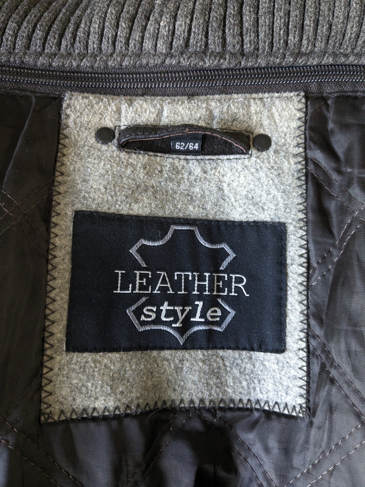 Leather Style halflange Leren jas. Donker Bruin gekleurd. met afritsbare dubbele sluiting en kraag. Maat 62-64/ 3XL.