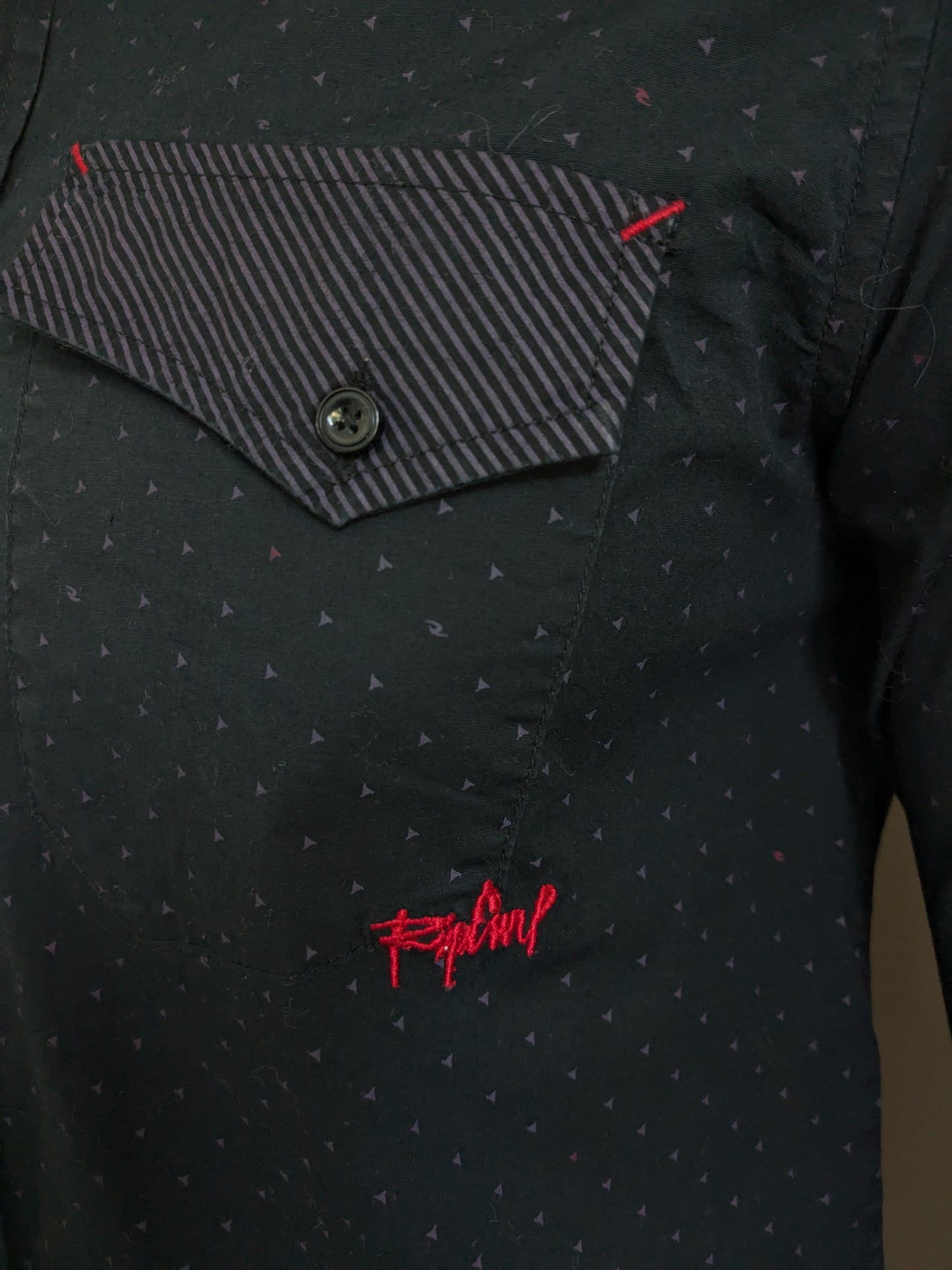 RipCurl overhemd. Zwart Paarse print met rode borduursels / stiksels. Maat M.