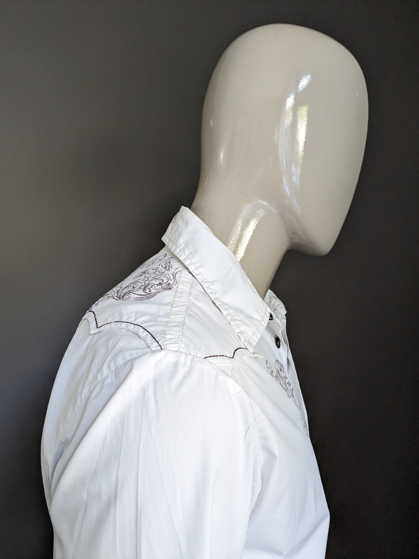 Vintage unique energy western shirt. White brown colored and lightly tailored. Size L.
