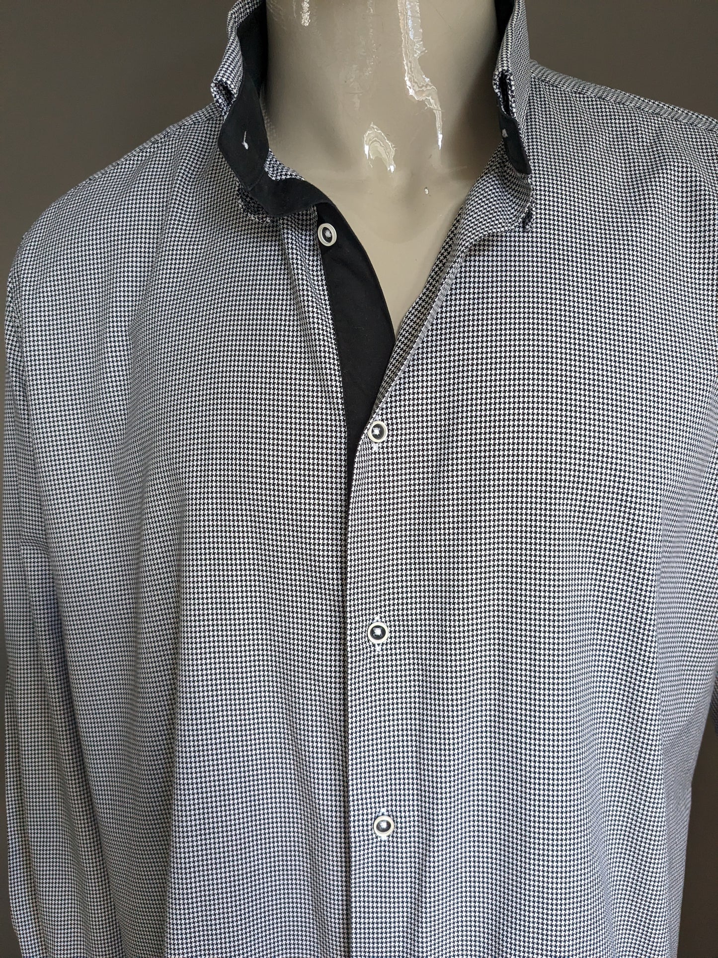 Camicia Blumfontain con patch di gomito. Motivo in bianco e nero. Dimensione 2xl / xxl.