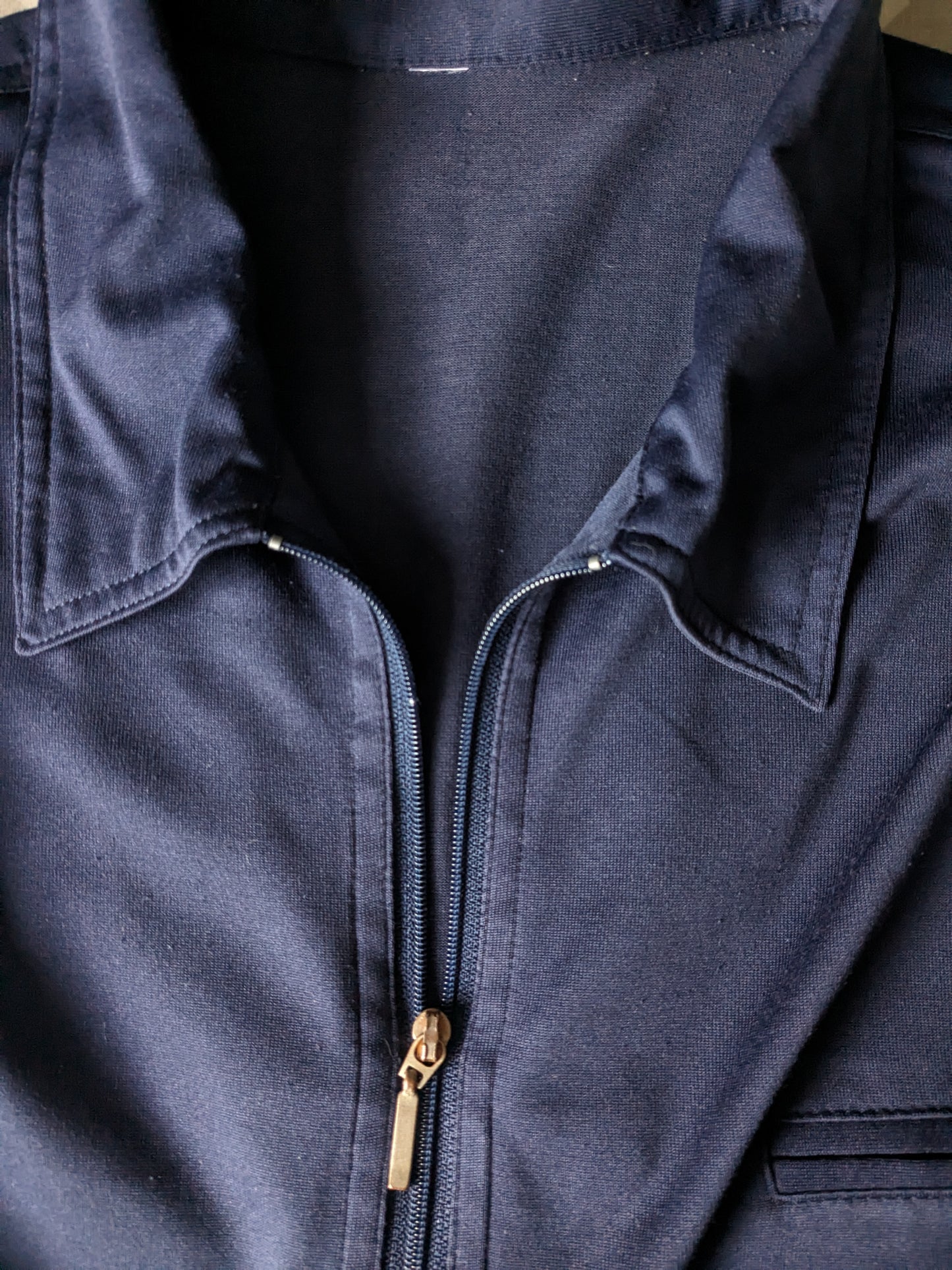 Polo vintage con fascia elastica e cerniera e maniche 3/4. Colorato blu scuro. Taglia XL.